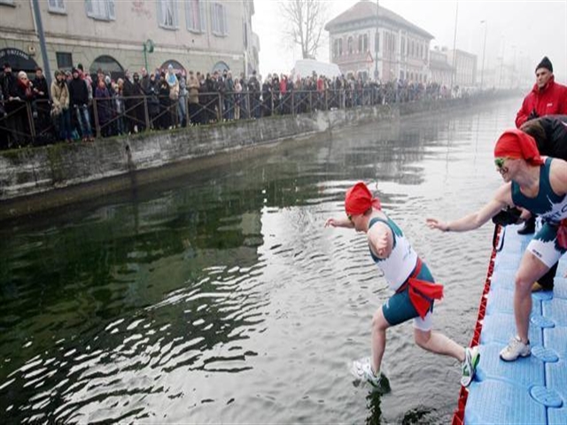 Francesco viene spinto in acqua da Michele